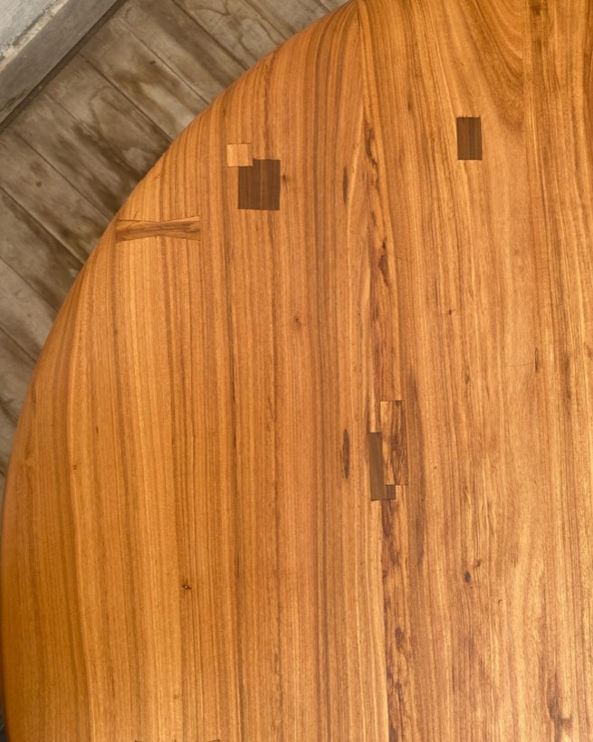 Mesa de jantar em peroba e retalhos de madeiras nobres