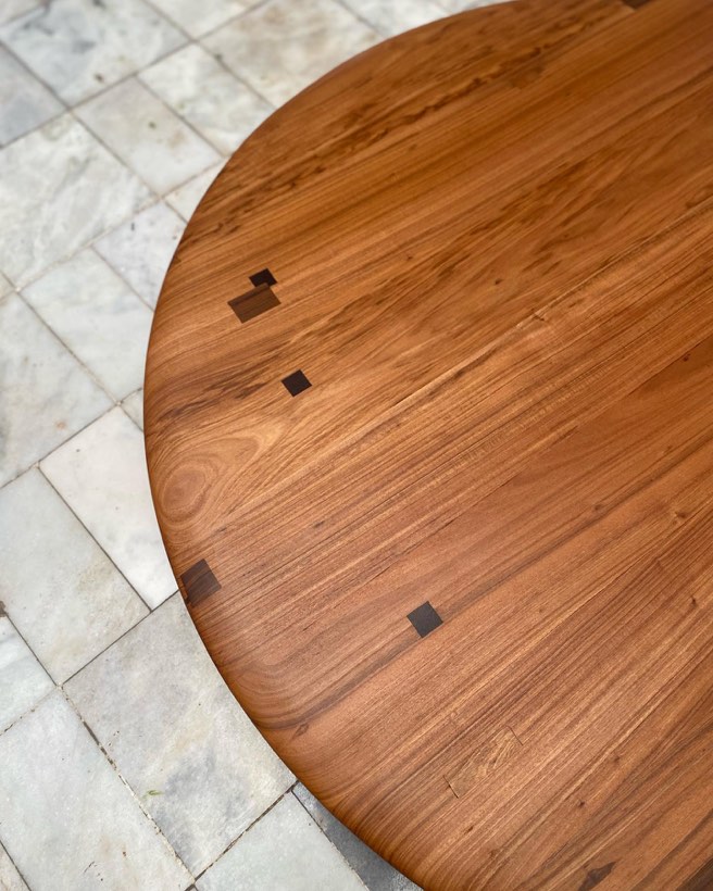 Mesa de jantar em peroba e retalhos de madeiras nobres
